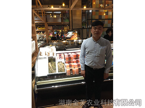 衡陽香江百貨產(chǎn)品柜臺(tái)旁的營(yíng)銷總監(jiān)龍耀